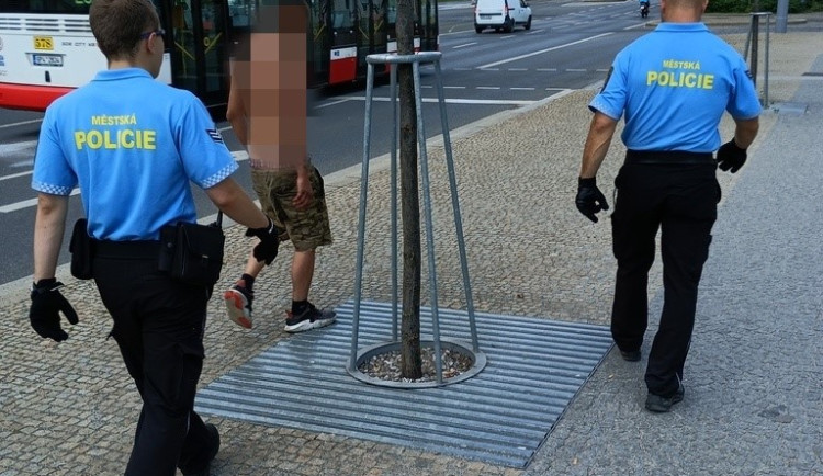 Opilý muž se předváděl poblíž divadla, své představení zakončil šipkou do popelnice