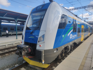 Provoz spěšných vlaků z Plzně do Karlových Varů budou dalších 15 let zajišťovat České dráhy