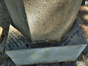 Sochu populárního andělíčka popsal neznámý vandal nápisy v azbuce