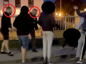 Útočníci napadli trojici cizinců a jednoho z nich zranili. Policie pátrá po totožnosti osob z místa incidentu