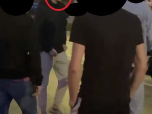 Útočníci napadli trojici cizinců a jednoho z nich zranili. Policie pátrá po totožnosti osob z místa incidentu