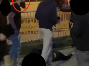 Útočníci napadli trojici cizinců a jednoho z nich zranili. Policie pátrá po totožnosti osob z místa incidentu