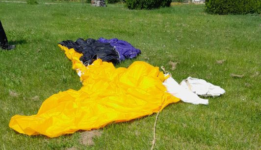 Na zahradě mi přistál padák bez parašutisty, řekl muž strážníkům