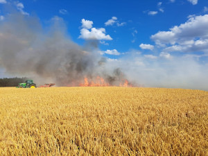 VIDEO: S obrovským požárem pole bojovalo 22 jednotek hasičů, práci jim komplikoval silný vítr
