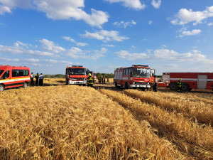 VIDEO: S obrovským požárem pole bojovalo 22 jednotek hasičů, práci jim komplikoval silný vítr