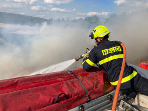 VIDEO: S obrovským požárem pole bojovalo 22 jednotek hasičů, práci jim komplikoval silný vítr