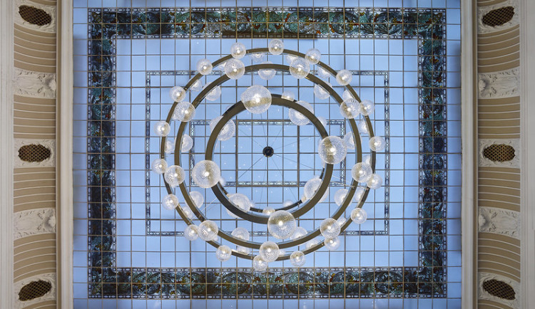 Na hosty festivalu září v karlovarském hotelu desítky skleněných bublinek