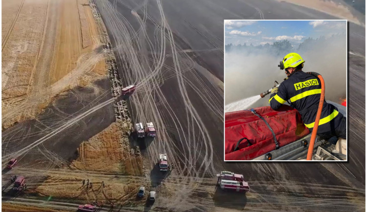 VIDEO: Rozsáhlý požár obilného pole pravděpodobně způsobila jiskra od kombajnu