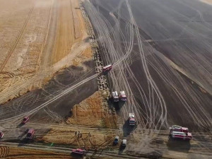 VIDEO: Rozsáhlý požár obilného pole pravděpodobně způsobila jiskra od kombajnu