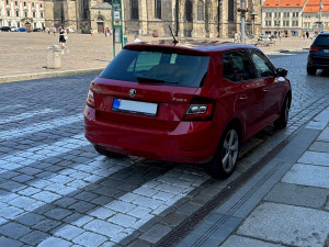 Špatné parkování odhalilo mnohem zásadnější problém se zákonem. Další motorista nechal auto na přechodu