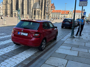 Muž na snímku s hlídkou městské policie nemá se zaparkovaným vozidlem nic společného