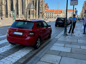 Muž na snímku s hlídkou městské policie nemá se zaparkovaným vozidlem nic společného