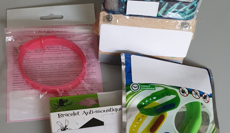 VIDEO: Lidé si stěžovali na nefukční náramky proti komárům. Jsou k ničemu, potrvrdili odborníci