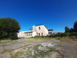 Nevzhledná a nevyužitá betonová plocha v Rokycanech se promění na multifunkční hřiště