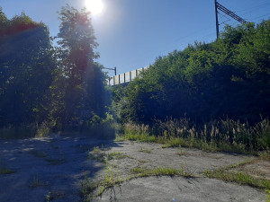 Nevzhledná a nevyužitá betonová plocha v Rokycanech se promění na multifunkční hřiště