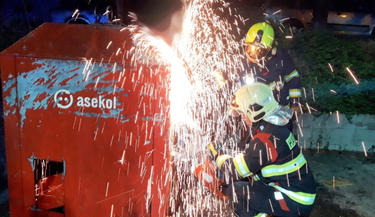 Hasiči se snaží dostat k tělu oběti