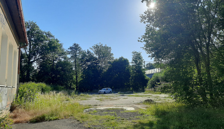 Nevzhledná a nevyužitá betonová plocha v Rokycanech se promění na multifunkční hřiště