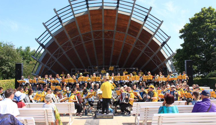 Do Libverdy přijedou harmonikáři z Německa, zahrají v lázeňském parku