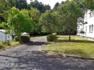 Skupina odsouzených osob z plzeňské věznice zvelebovala areál domova pro seniory