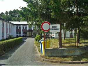 Skupina odsouzených osob z plzeňské věznice zvelebovala areál domova pro seniory