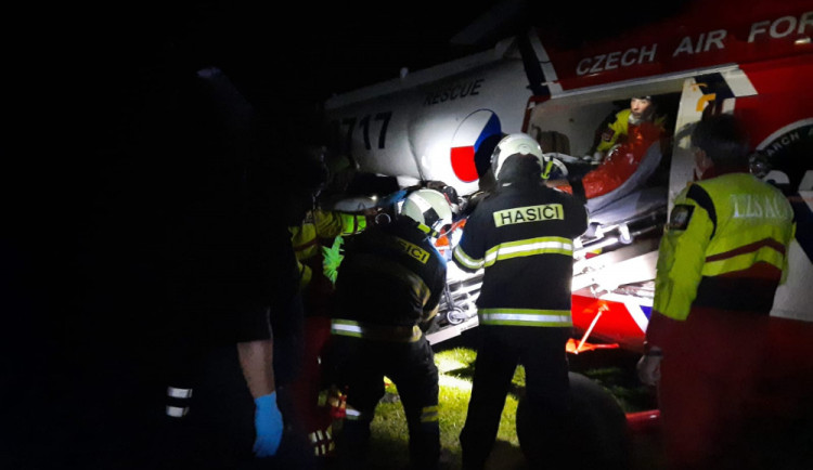 Při noční hromadné nehodě tří osobních automobilů se zranili čtyři lidé. Dvě auta smetl řidič vozu Audi a pak utekl