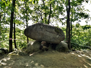 Vandalové shodili viklan z jeho základny