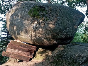 Nejslavnější český viklan se už neviklá. Třicetitunový balvan shodili neznámí vandalové při mejdanu