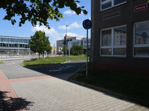 Chybějící cyklistické propojení ze Slovanské aleje do Šeříkové je hotové. Zmizely i schody na chodníku na Karlovarské v lokalitě Berlín