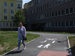 Chybějící cyklistické propojení ze Slovanské aleje do Šeříkové je hotové. Zmizely i schody na chodníku na Karlovarské v lokalitě Berlín