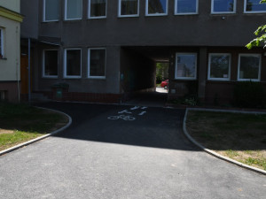 Chybějící cyklistické propojení ze Slovanské aleje do Šeříkové je hotové. Zmizely i schody na chodníku na Karlovarské v lokalitě Berlín
