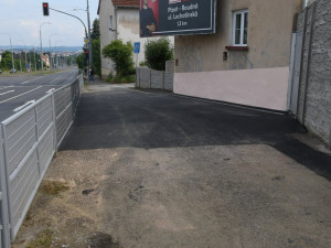 Zmizely i schody na chodníku na Karlovarské v lokalitě Berlín