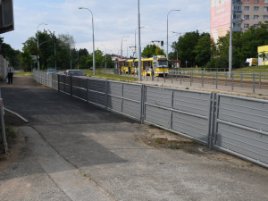 Zmizely i schody na chodníku na Karlovarské v lokalitě Berlín