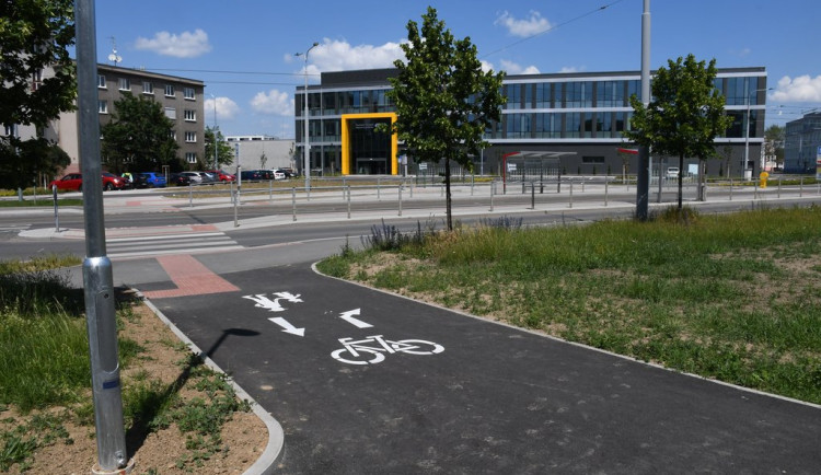 Chybějící cyklistické propojení ze Slovanské aleje do Šeříkové je hotové