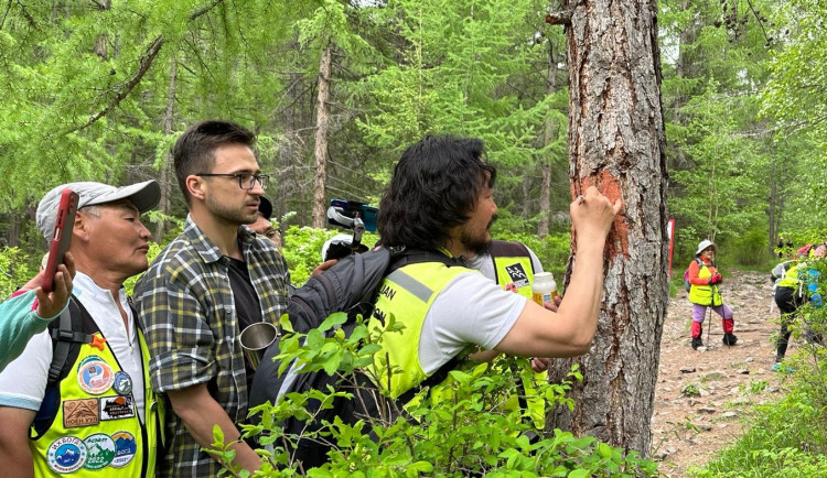 Vědci z Brna pomáhají výletníkům v Mongolsku, aby se neztratili. Učí je značit stezky