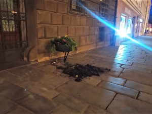 Mladí vandalové zdemolovali ozdobný květináč před magistrátem a pak se šli vyřádit na služebnu městské policie