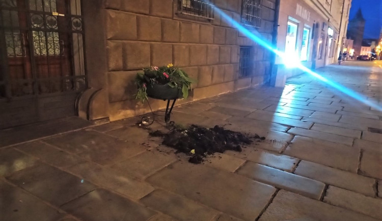 Mladí vandalové při svém nočním tahu Plzní zdemolovali ozdobný květináč před magistrátem