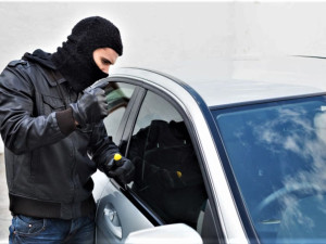 Počet ukradených i vyloupených automobilů v Česku klesá. Zlodějům lze jejich činnost ztížit i znepříjemnit