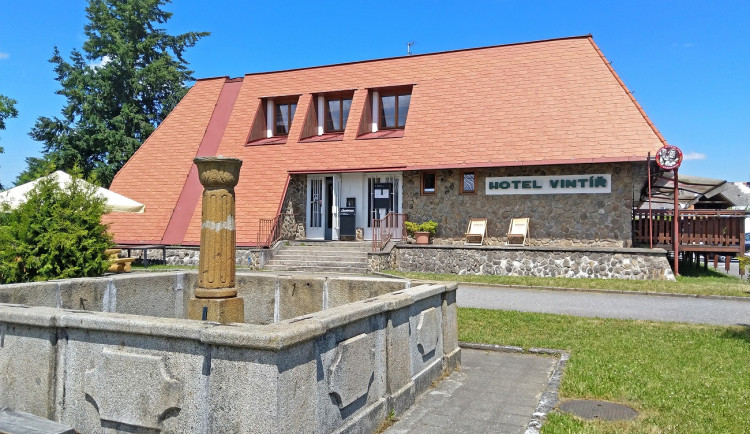 Hartmanice lákají návštěvníky na malebné šumavské vesničky a znovu otevřený hotel Vintíř