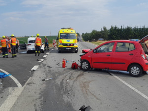 Střet dvou osobáků zkomplikoval dopravu na hlavním tahu z Plzni na Klatovy