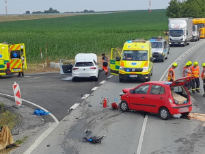 Střet dvou osobáků zkomplikoval dopravu na hlavním tahu z Plzni na Klatovy