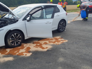 Střet dvou osobáků zkomplikoval dopravu na hlavním tahu z Plzni na Klatovy