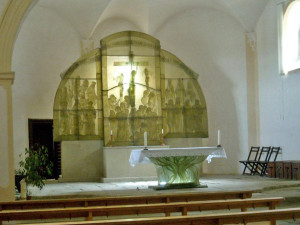 Skleněný oltář v kostele sv. Vintíře na Dobré Vodě