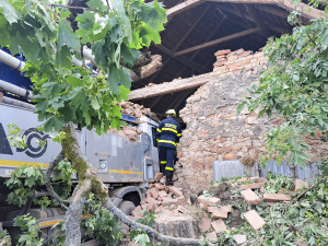 Řidič pumpy na beton narazil do stodoly, záchranáři ho museli resuscitovat