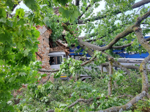 Automobilová pumpa na beton projela stodolou, řidič na místě zemřel
