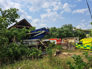 Automobilová pumpa na beton projela stodolou, řidič na místě zemřel