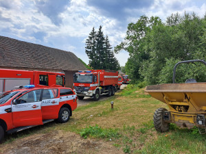 Automobilová pumpa na beton projela stodolou, řidič na místě zemřel