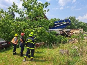 Automobilová pumpa na beton projela stodolou, řidič na místě zemřel