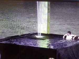 VIDEO: Dvojice mužů vesele dováděla v kašně na náměstí, udělala si z ní hydromasážní vanu