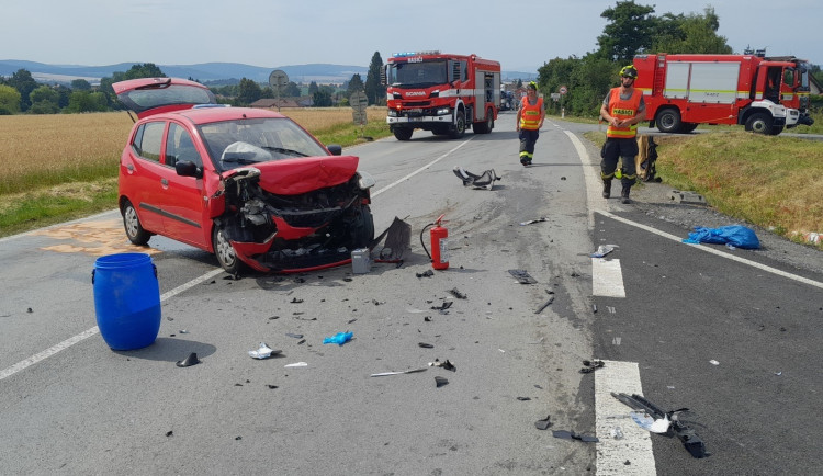Střet dvou osobáků zkomplikoval dopravu na hlavním tahu z Plzni na Klatovy