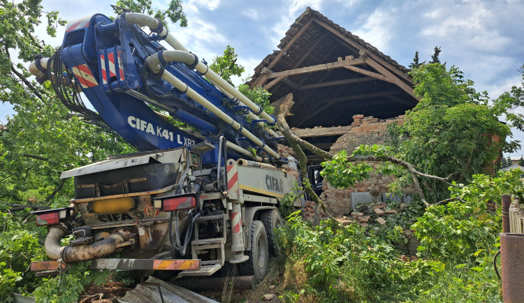 Automobilová pumpa na beton projela stodolou, řidič na místě zemřel